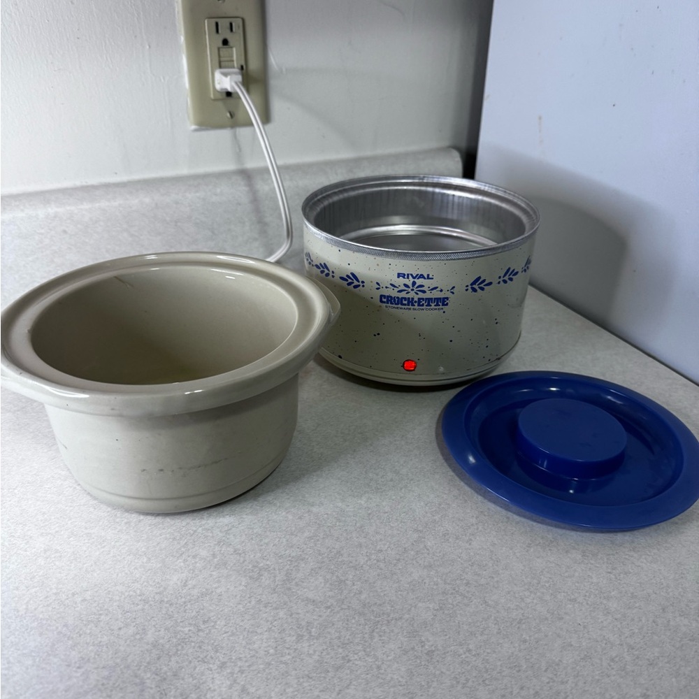 Vintage Rival Crockette Slow Cooker with Blue Lid